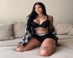 She is a tattoo freak and has various tattoos on her hands, shoulders, belly and thigh.